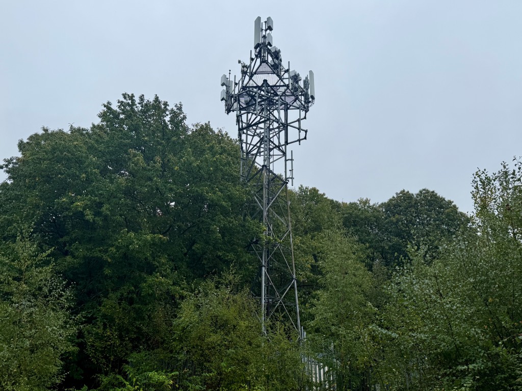 Lot: 30 - MAST INVESTMENT - Telephone mast